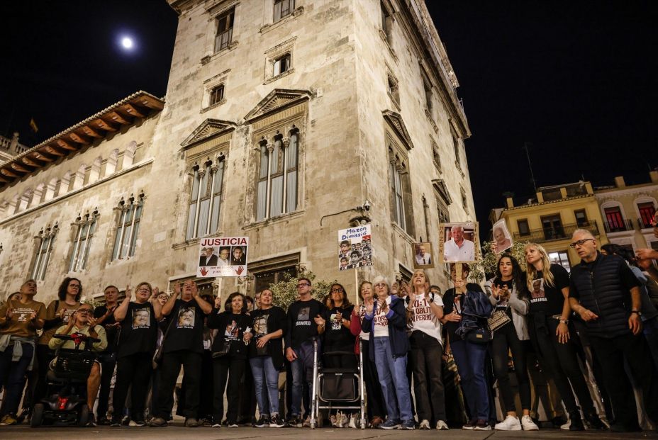 EuropaPress 7072658 grupo personas protesta asociaciones victimas dana frente palau generalitat