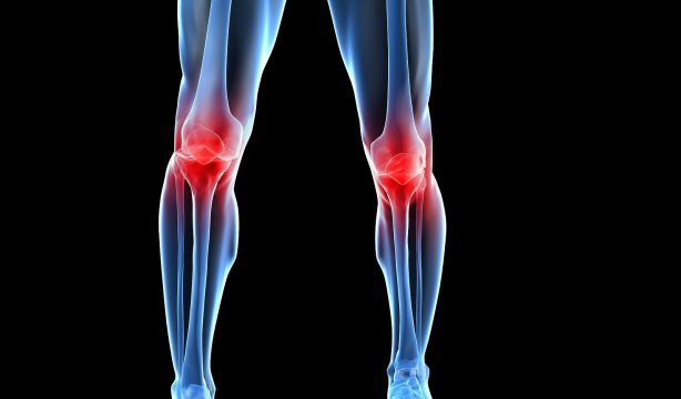 El ejercicio realizado en casa reduce el dolor de rodilla. Foto: Bigstock.