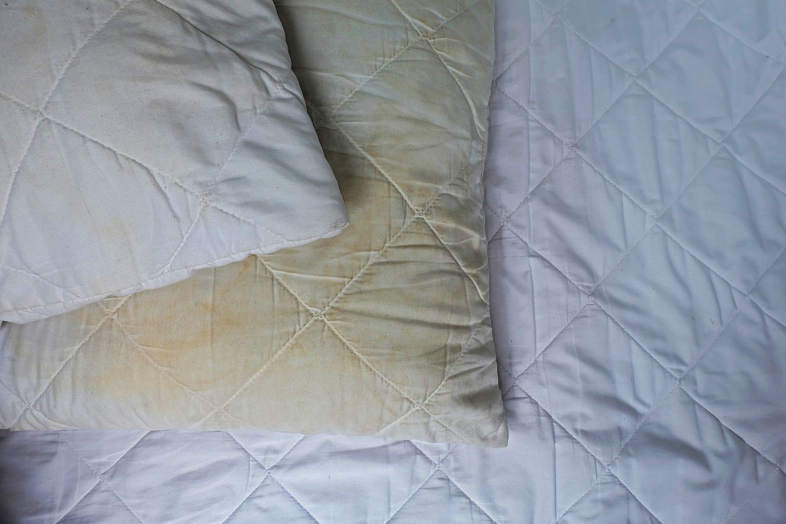 Adiós a las manchas amarillas: el truco casero que deja las fundas de almohada como nuevas