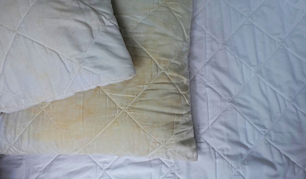 Adiós a las manchas amarillas: el truco casero que deja las fundas de almohada como nuevas