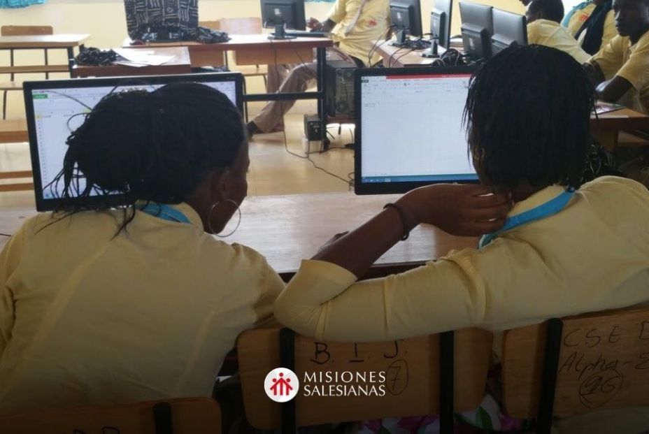 Dos alumnas de las escuelas salesianas. Fuente: Misiones Salesianas / EuropaPress.