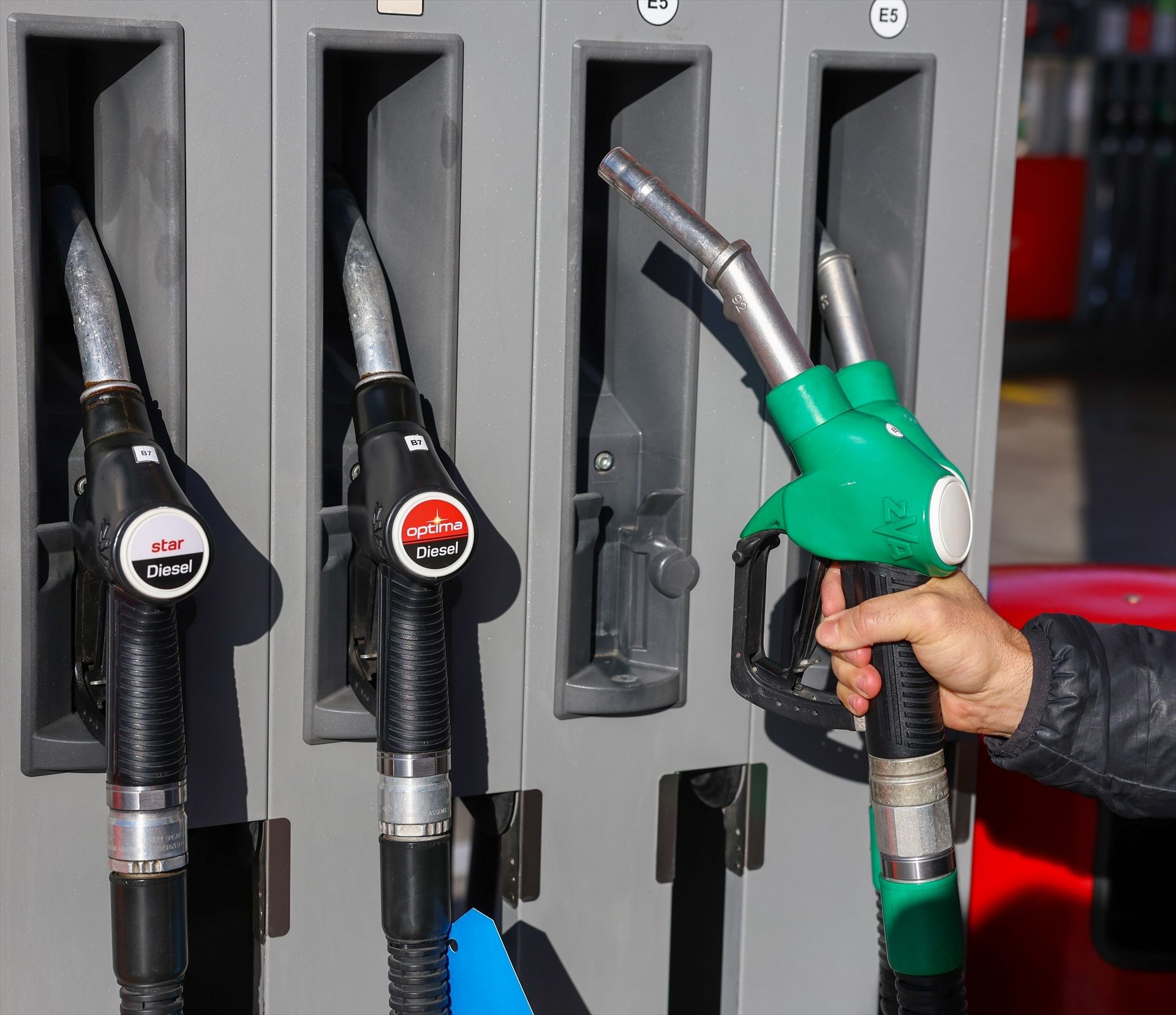 La OCU recomienda evitar repostar estos días de la semana: echar gasolina sale más caro
