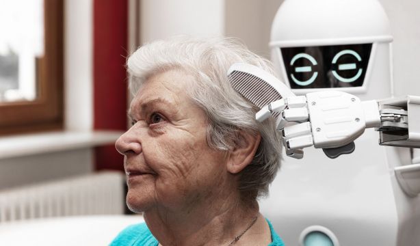 b¿Estamos preparados para los robots cuidadores? (Bigstock)