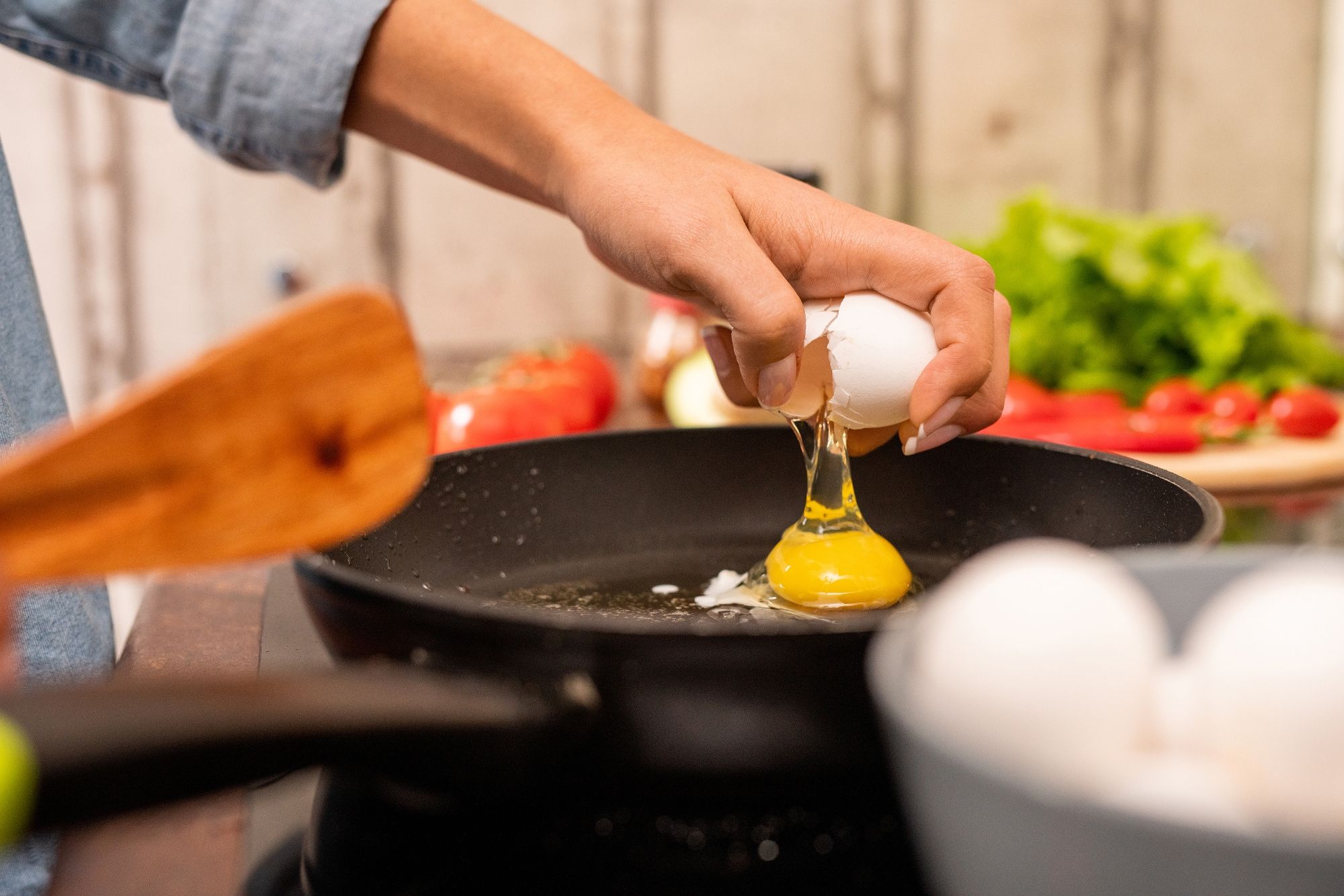 ¿Cómo cocinar huevos sin que se peguen en sartenes de acero inoxidable? Un chef revela sus trucos (Bigstock)