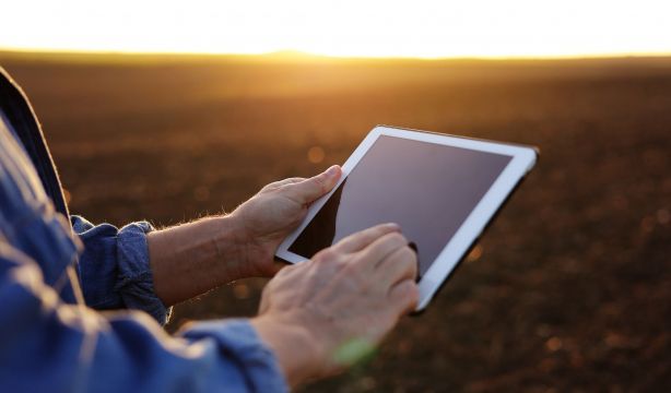 La digitalización cambia la forma de trabajar de los agricultores y olvida sus conocimientos (Bigstock)