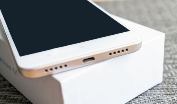 El truco para limpiar los altavoces de tu teléfono móvil sin dañarlo