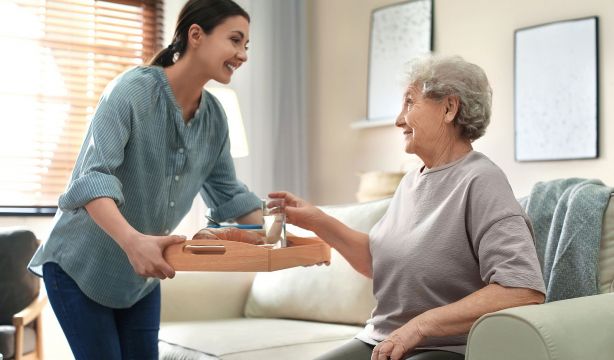 El 35% de los españoles cuida de un familiar que ha perdido su autonomía
