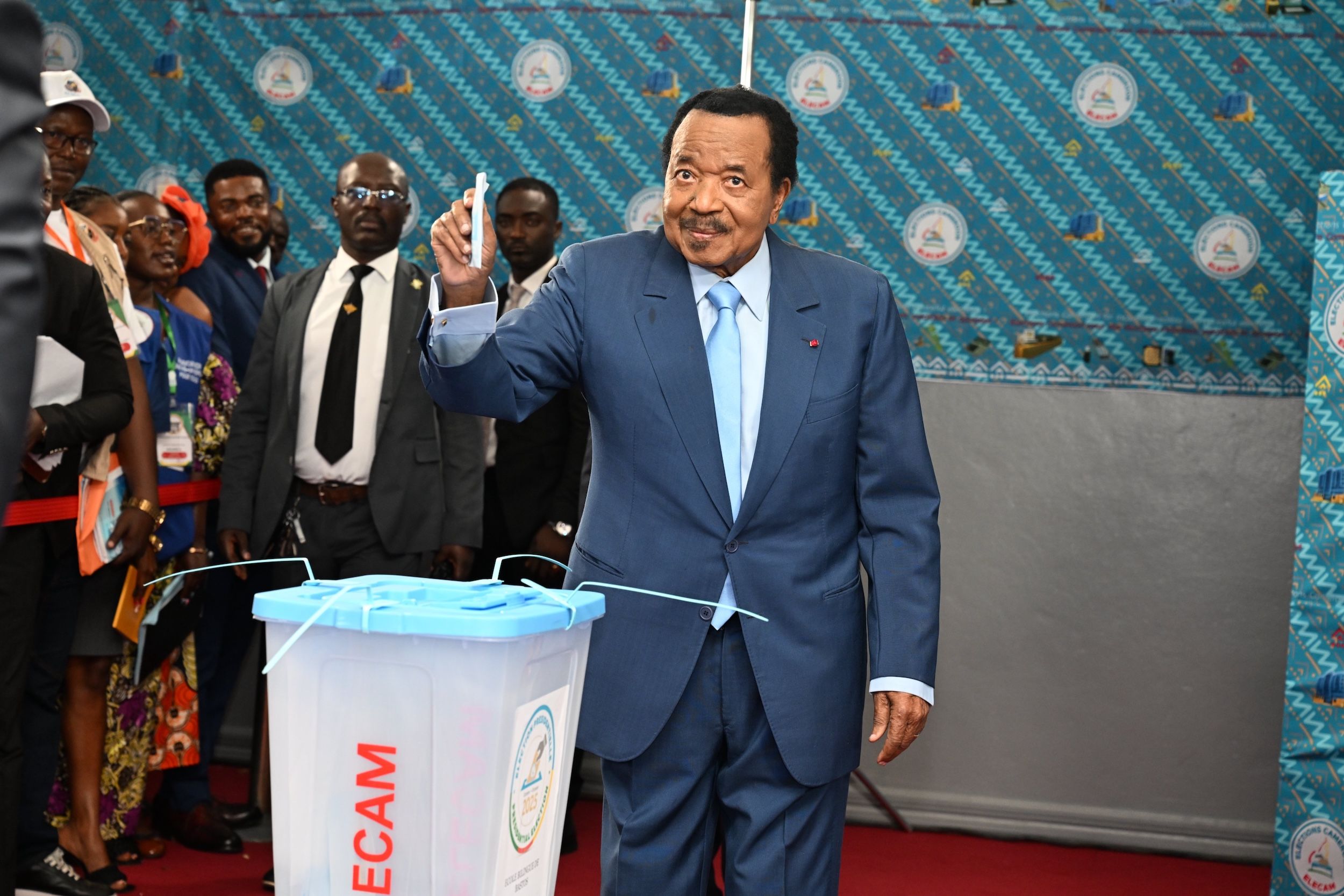 El camerunés Paul Biya, el presidente de mayor edad del mundo, toma posesión con 92 años