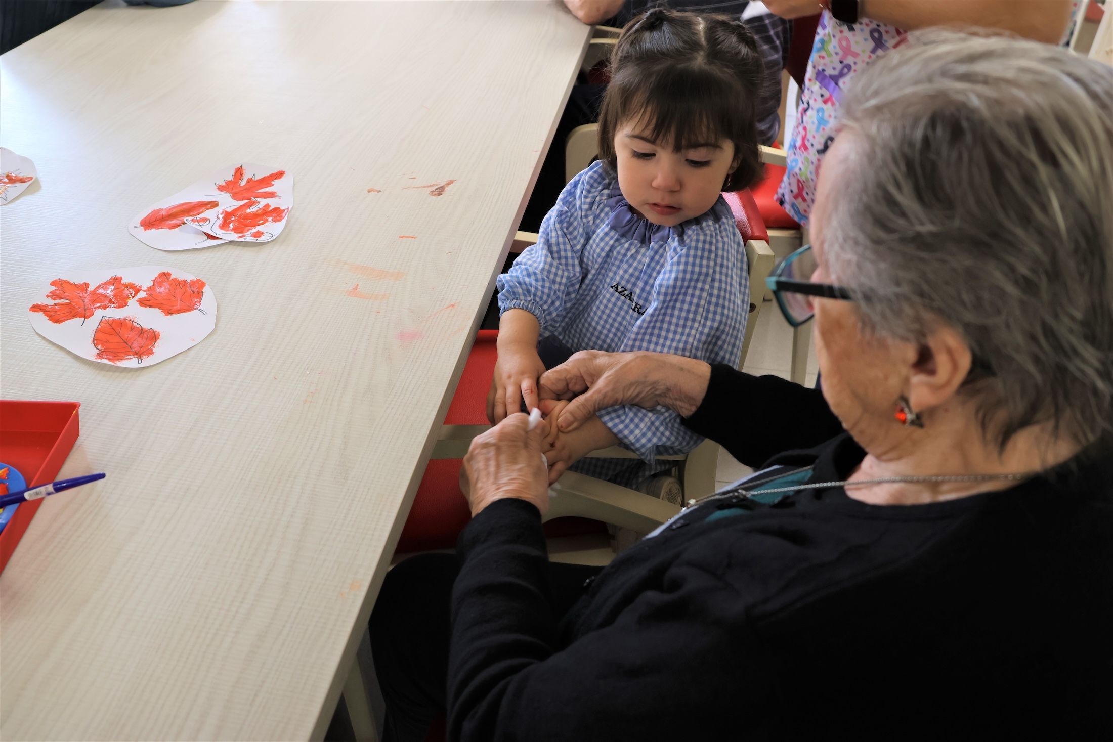 Madrid diseña un proyecto piloto para integrar escuelas infantiles en residencias de mayores