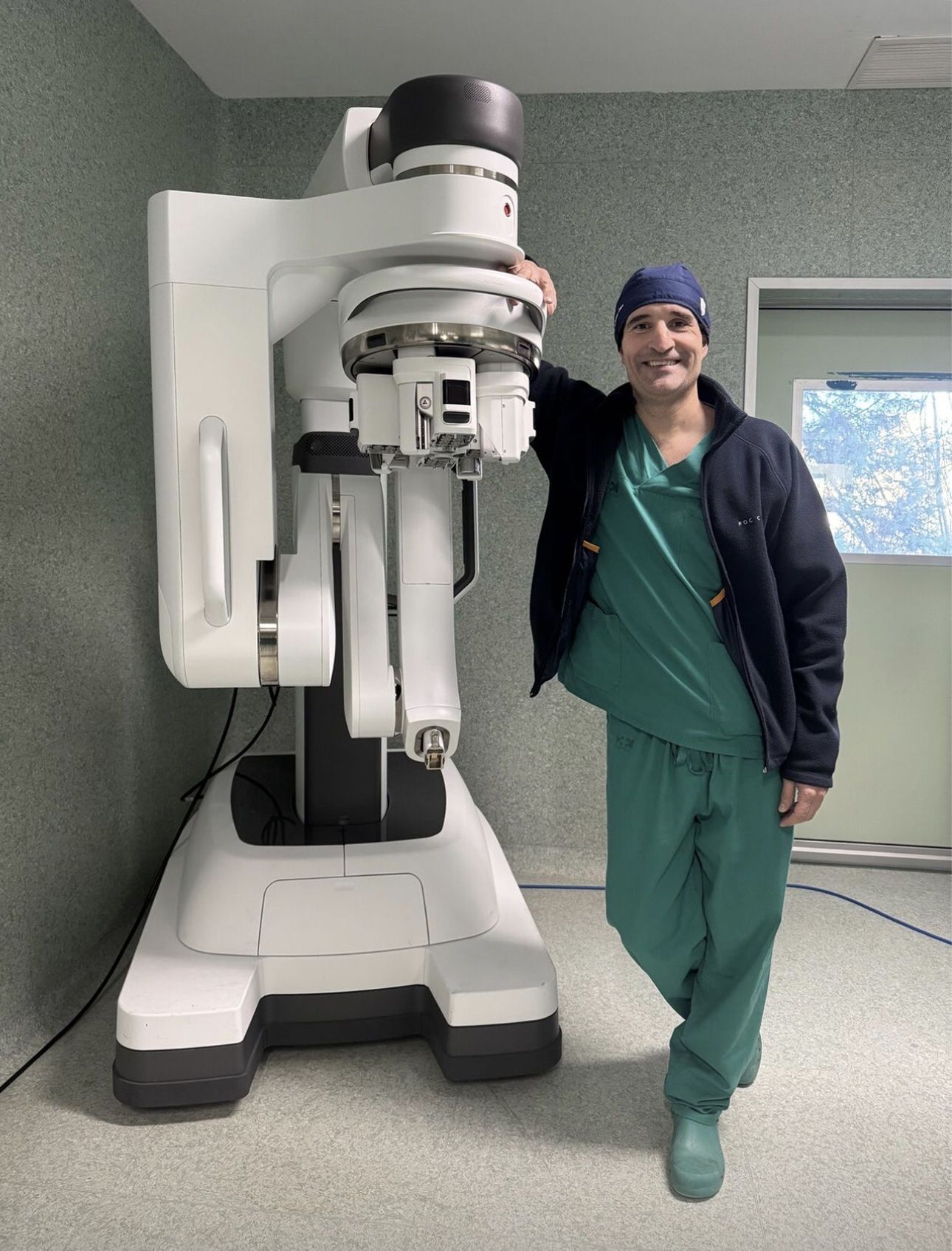 El director del Departamento de Urología de HM Hospitales y de ROC Clinic, el doctor Javier Romero-Otero, junto a un robot quirúrgico 'da Vinci'. Fuente: EuropaPress. El director del Departamento de Urología de HM Hospitales y de ROC Clinic, el doctor Javier Romero-Otero, junto a un robot quirúrgico 'da Vinci'. Fuente: EuropaPress.