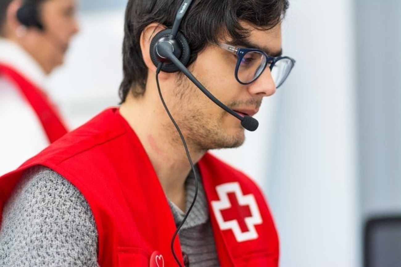 'Te acompaña' de Cruz Roja ayuda a más de 23.700 personas ante la soledad. Fuente: Cruz Roja / EuropaPress.