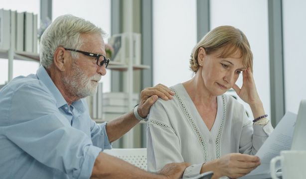 Tus ingresos pueden influir en tu riesgo de demencia. (Bigstock)