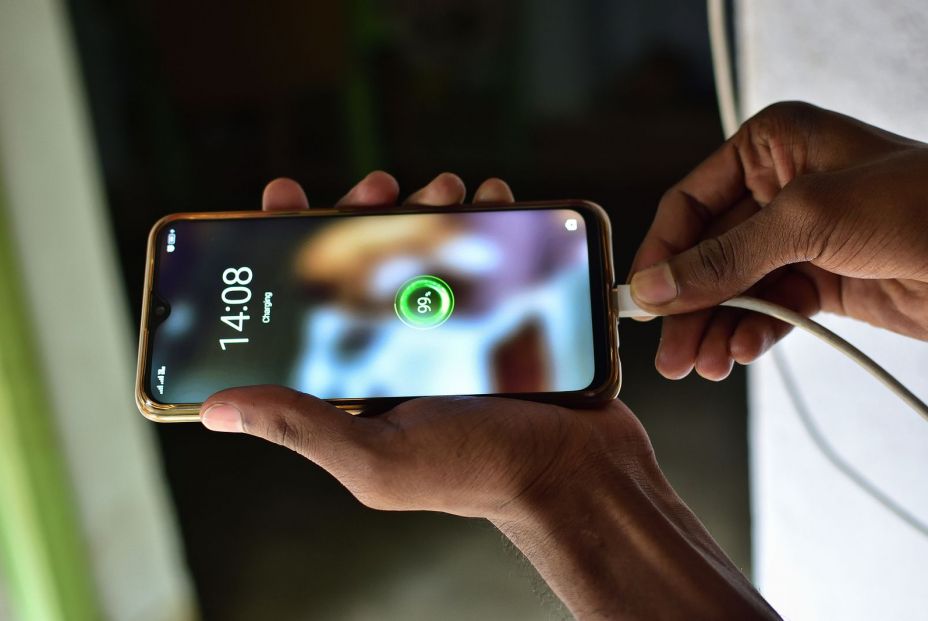 Dejar el móvil enchufado al 100% no es dañino. Fuente: bigstock. Dejar el móvil enchufado al 100% no es dañino. Fuente: bigstock.