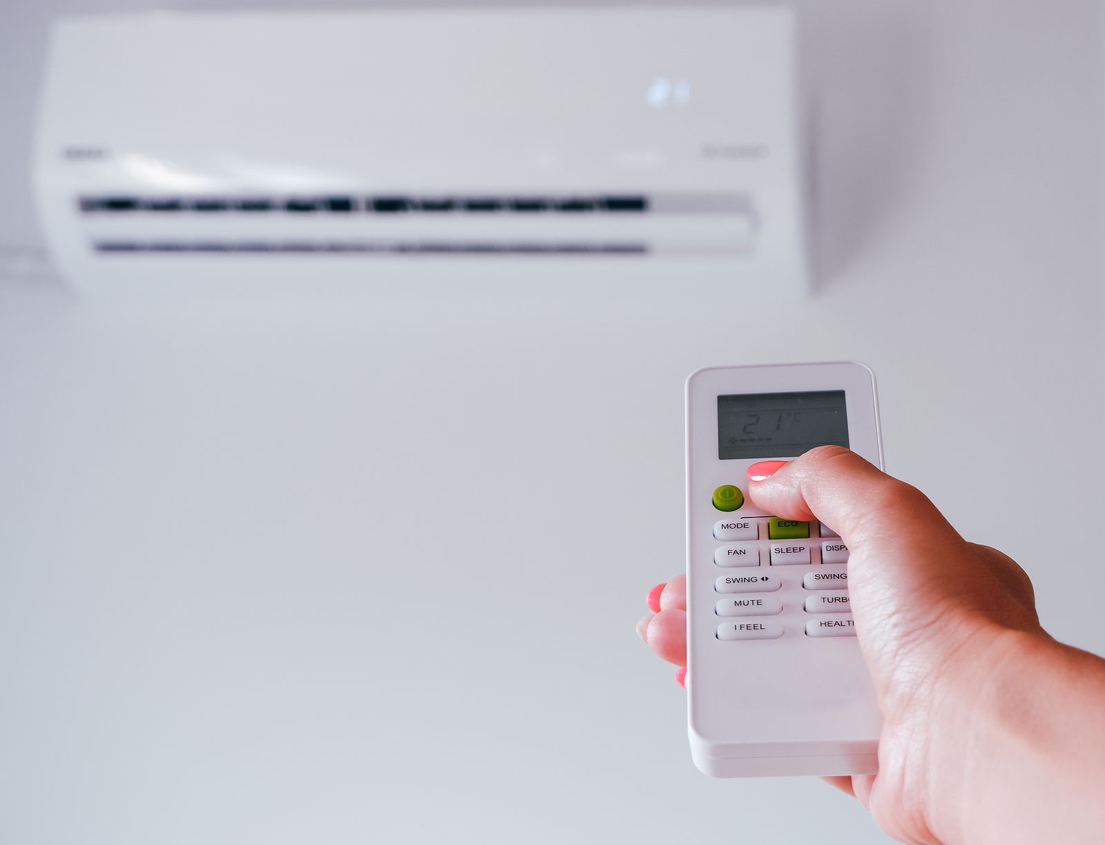 Un experto en energía advierte: bajar 1 grado el aire acondicionado puede encarecer la factura un 7% Un experto en energía advierte: bajar 1 grado el aire acondicionado puede encarecer la factura un 7%