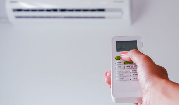 Un experto en energía advierte: bajar 1 grado el aire acondicionado puede encarecer la factura un 7%