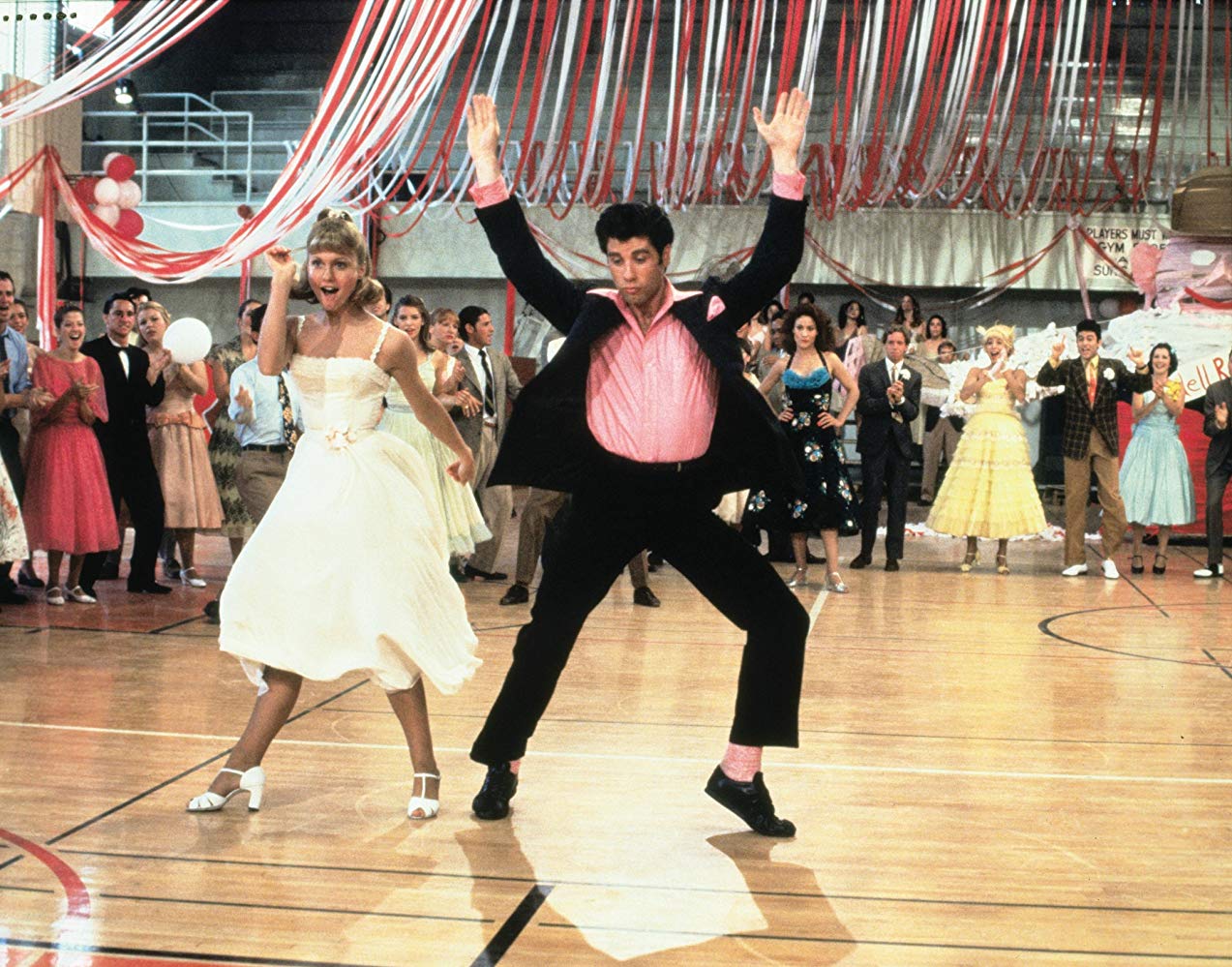 Newton John y Travolta en 'Grease', musical que tendrá una adaptación televisiva por parte de HBO