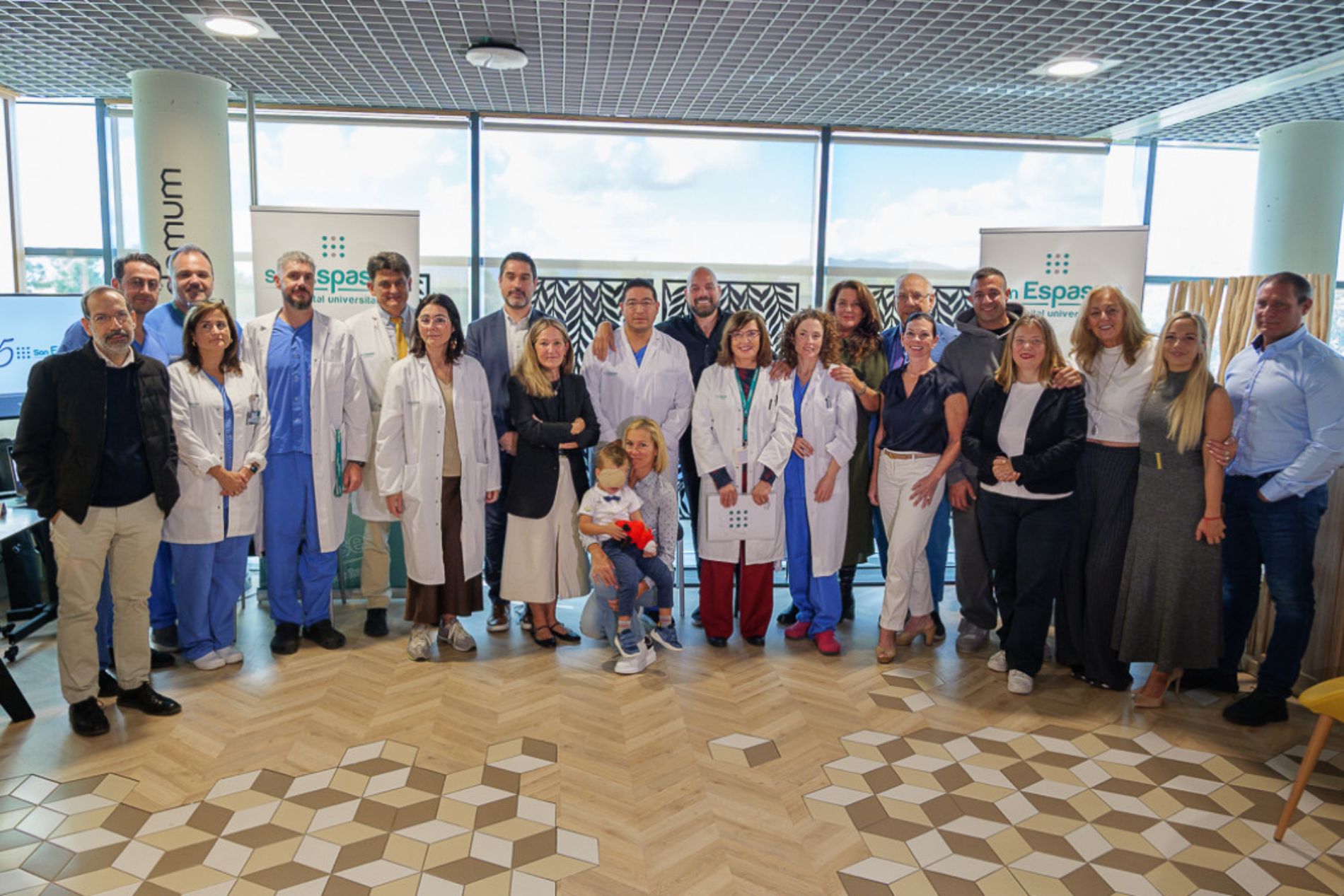 Dona al hospital una máquina como la que le salvó tras estar 82 días en estado crítico por Covid