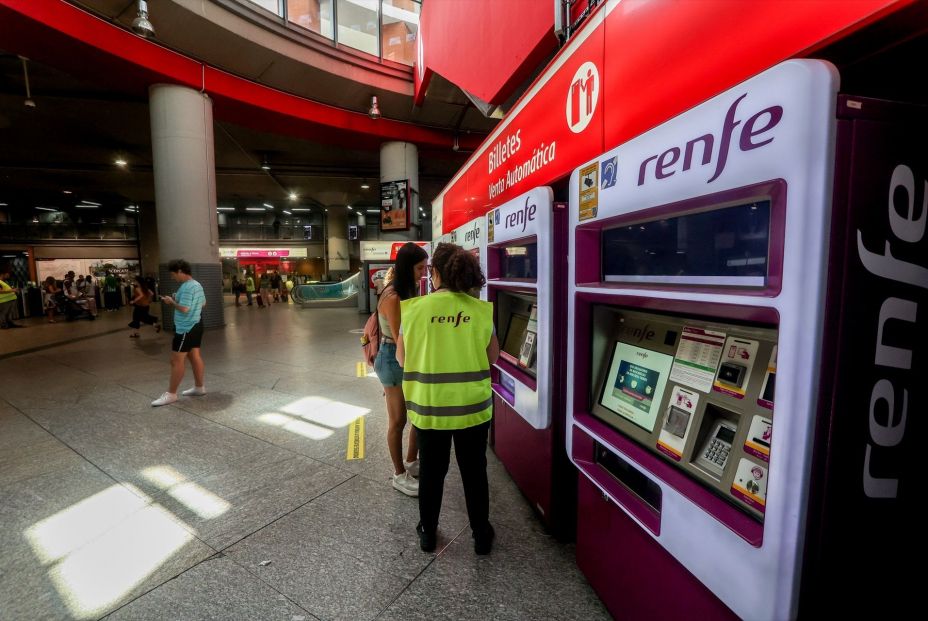 EuropaPress 4643964 trabajadora renfe habla viajera delante maquinas expendedoras billetes EuropaPress 4643964 trabajadora renfe habla viajera delante maquinas expendedoras billetes
