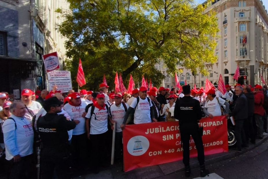 Sumar, Podemos, ERC, BNG y PNV apoyan a Asjubi40 en la calle y el Parlamento Sumar, Podemos, ERC, BNG y PNV apoyan a Asjubi40 en la calle y el Parlamento
