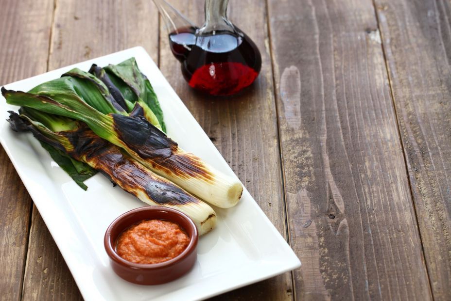 Calçots con salsa romesco