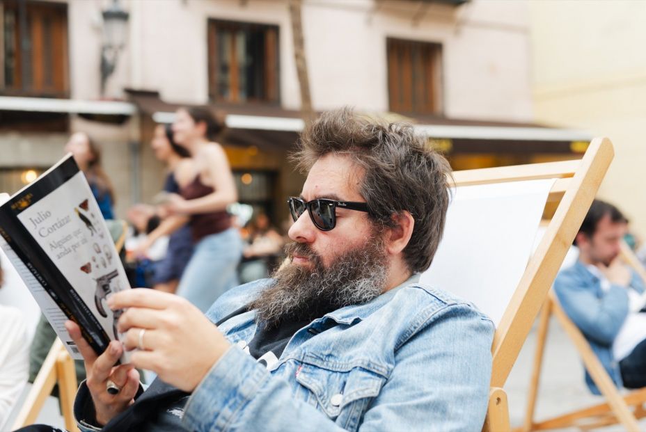 Una persona lee en la Plaza del Conde Barajas, a 25 de abril de 2025, en Madrid (España). Fuente: EuropaPress. Una persona lee en la Plaza del Conde Barajas, a 25 de abril de 2025, en Madrid (España). Fuente: EuropaPress.