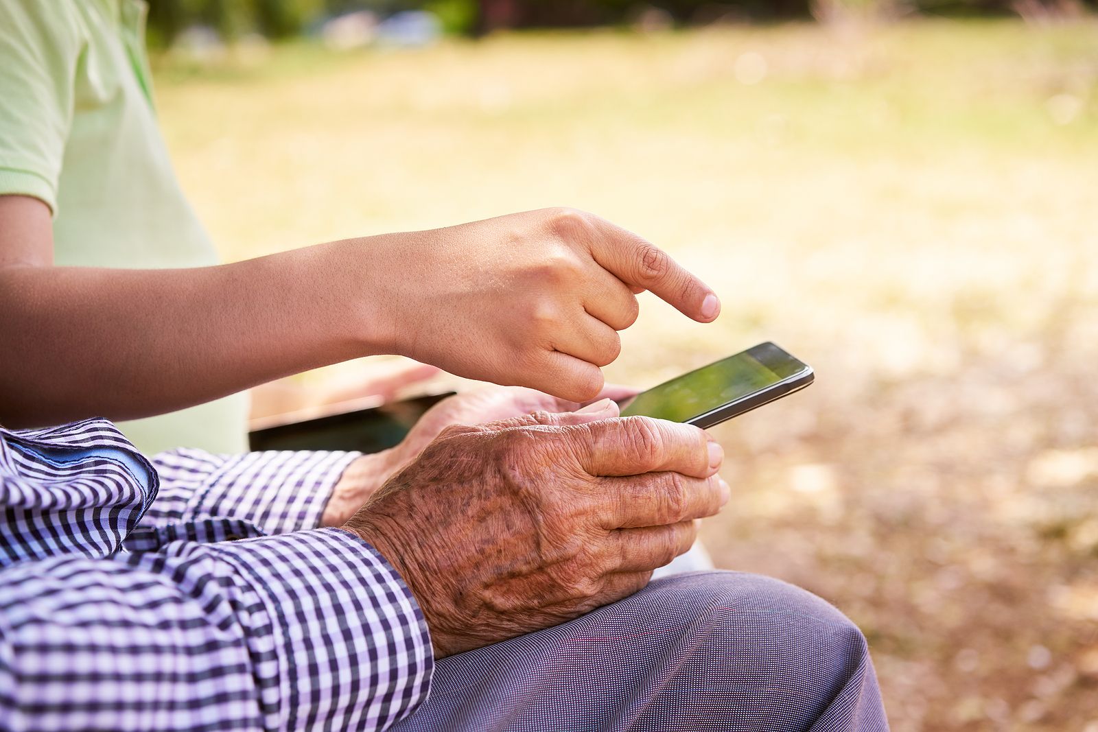 Cooperación intergeneracional: jóvenes enseñan a mayores a usar el smartphone en talleres gratuitos