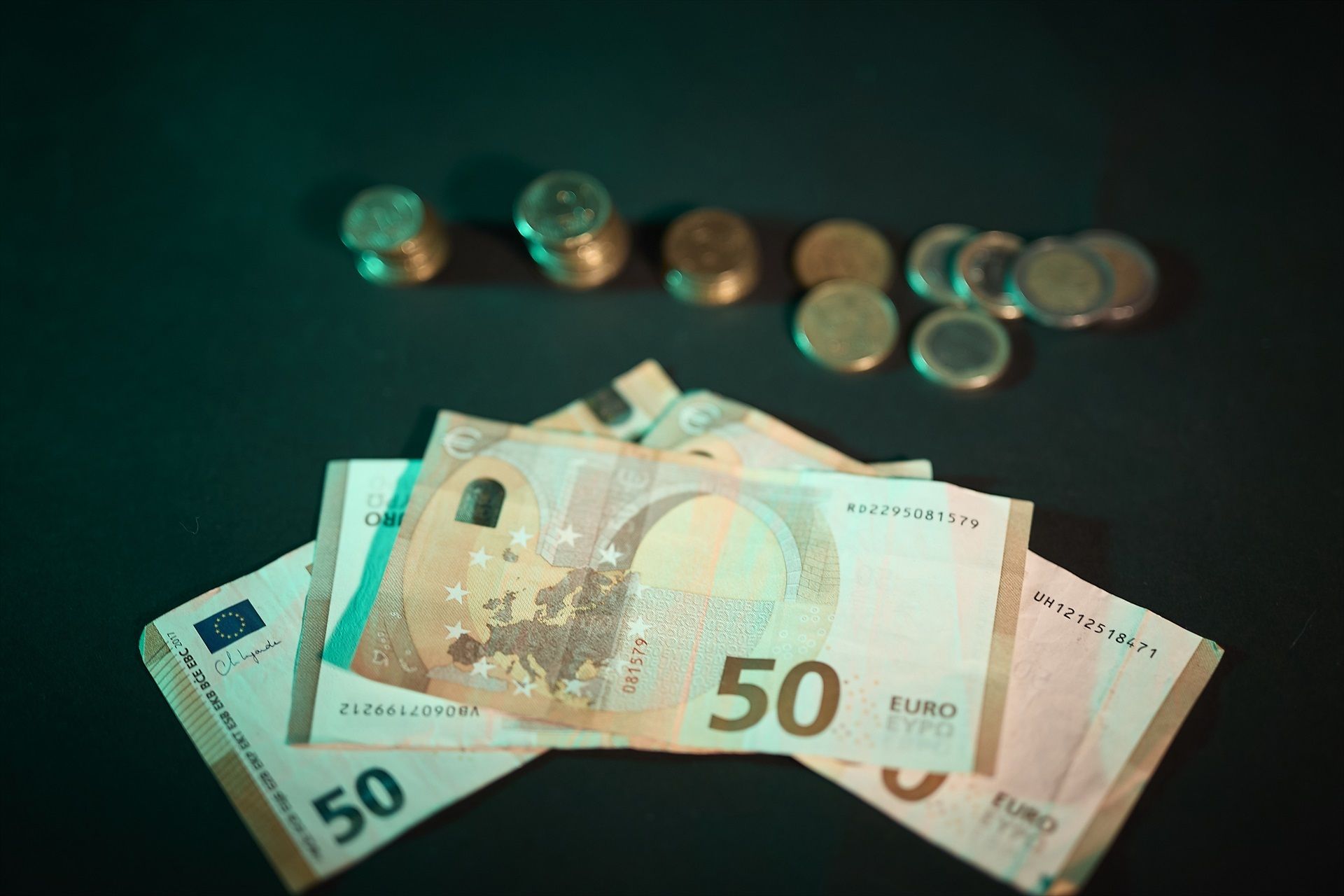 Casi el 80% de los mayores de 65 años sigue prefiriendo pagar en efectivo. Fuente: EuropaPress.