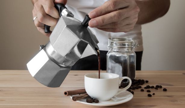 El truco viral para preparar café con leche en la cafetera italiana. Foto: Bigstock. El truco viral para preparar café con leche en la cafetera italiana. Foto: Bigstock.