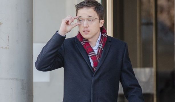 El juez propone juzgar a Errejón por la presunta agresión sexual a la actriz Elisa Mouliaá