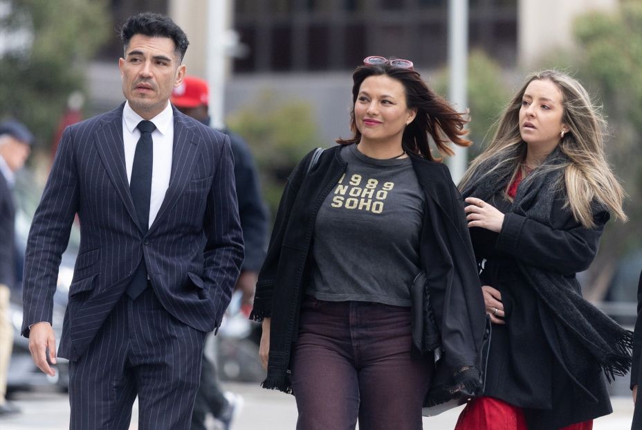 La actriz Elisa Mouliaá, junto a su abogado