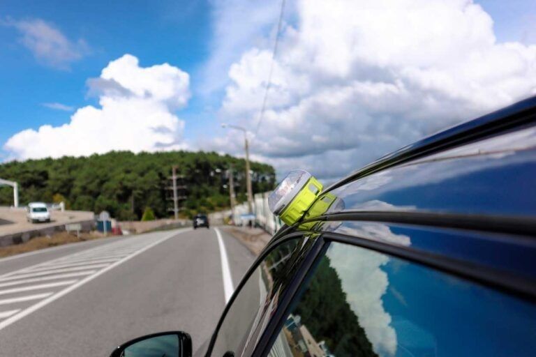 La V16 debe colocarse en la parte más alta del coche a la que se tenga acceso desde su interior. Fuente: EuropaPress. La V16 debe colocarse en la parte más alta del coche a la que se tenga acceso desde su interior. Fuente: EuropaPress.