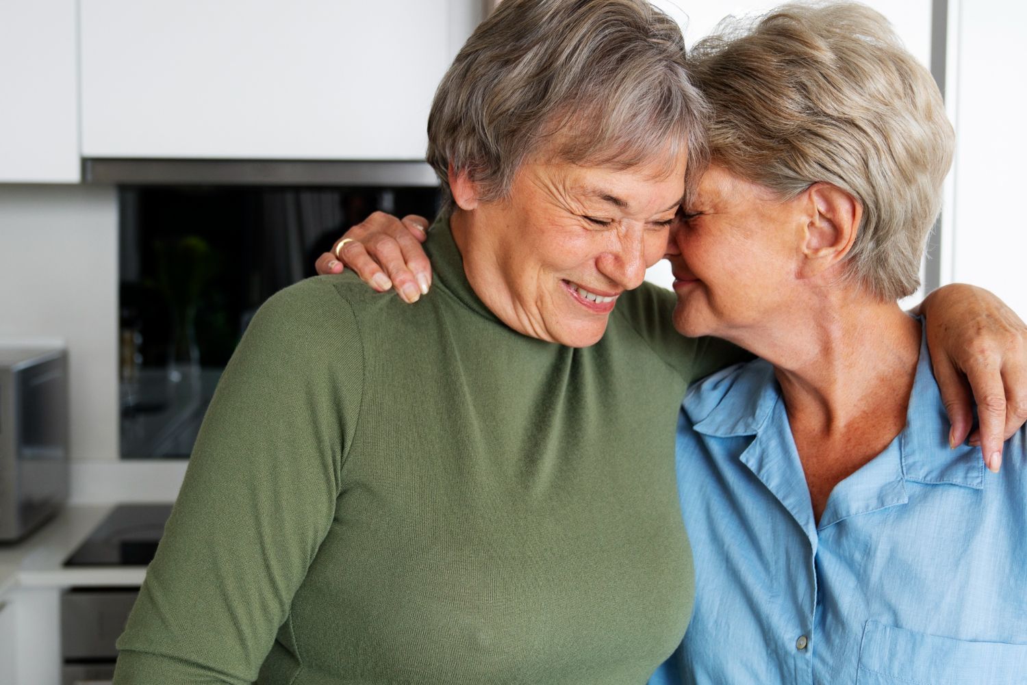 Las agresiones verbales, la discriminación más común entre mujeres mayores lesbianas y bisexuales. Fuente: pikisuperstar / Freepik.