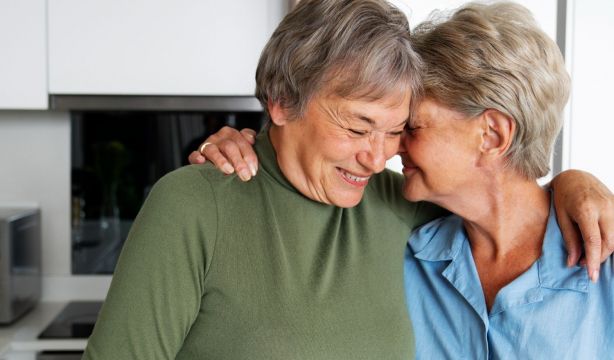 Las agresiones verbales, la discriminación más común entre mujeres mayores lesbianas y bisexuales. Fuente: pikisuperstar / Freepik. Las agresiones verbales, la discriminación más común entre mujeres mayores lesbianas y bisexuales. Fuente: pikisuperstar / Freepik.