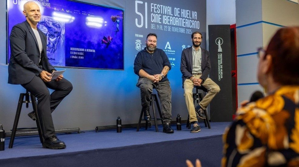Presentación de ‘Descifrando a Hermida’ en el Festival de Huelva de Cine Iberoamericano en el espacio Encuentros por los productores José David Díaz y Fernando Alarcón. Fuente: Festival de Huelva / EuropaPress.