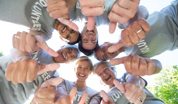 CONFEMAC lanza una campaña que visibiliza el impacto social del voluntariado de las personas mayores (Bigstock)