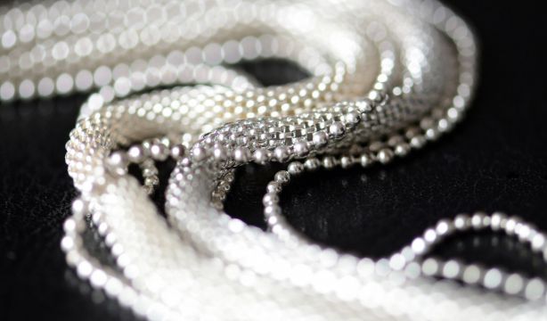 El truco infalible de unos joyeros para quitar los nudos de las cadenas (Bigstock)