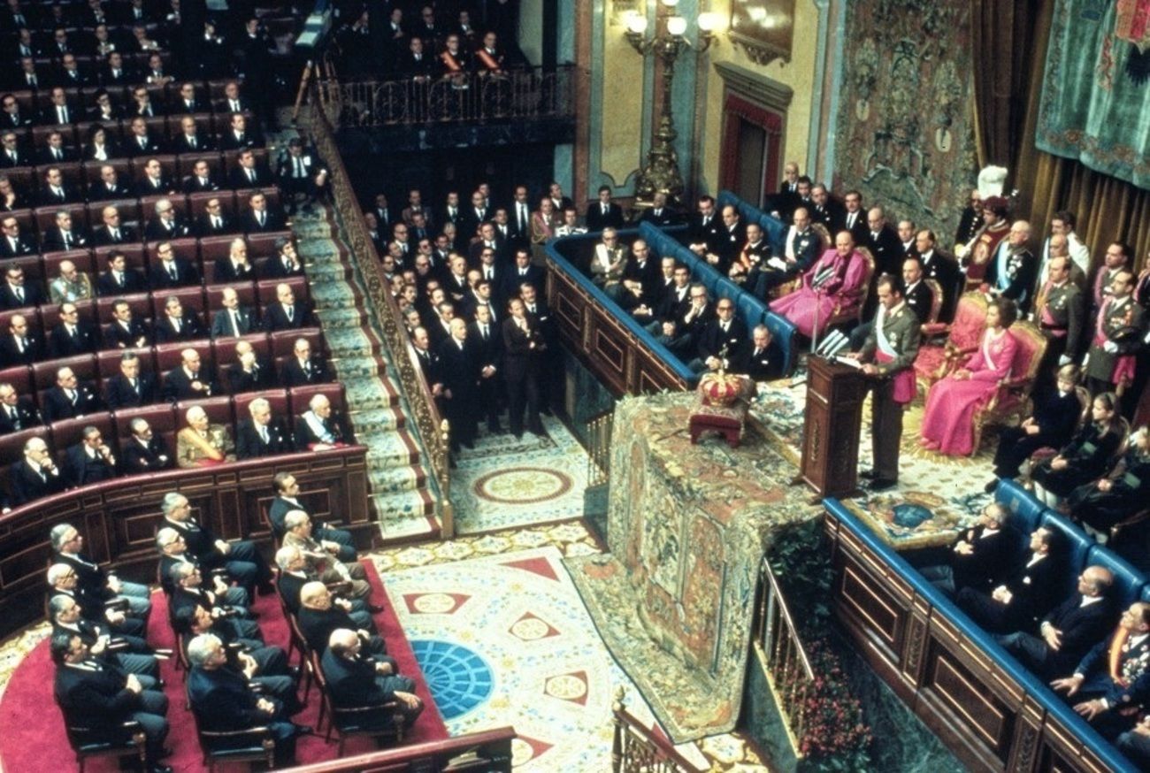 "Hoy comienza una nueva etapa de la historia de España": así fue la proclamación de Juan Carlos I. Fuente: Europa Press. "Hoy comienza una nueva etapa de la historia de España": así fue la proclamación de Juan Carlos I. Fuente: Europa Press.