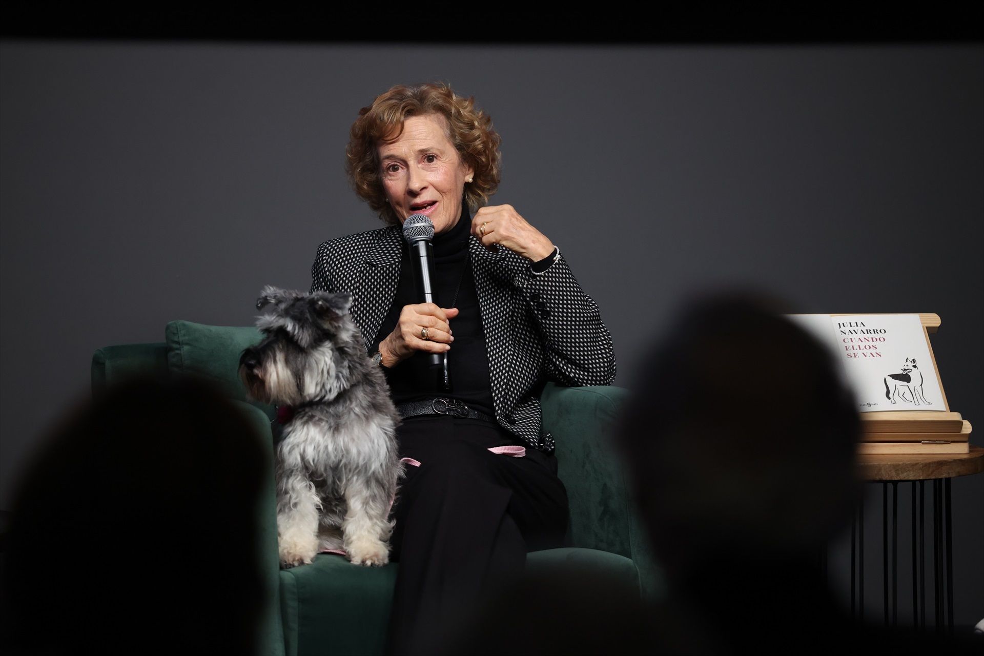 'Cuando ellos se van', el homenaje de Julia Navarro a los perros: "Son seres vivos, no juguetes"