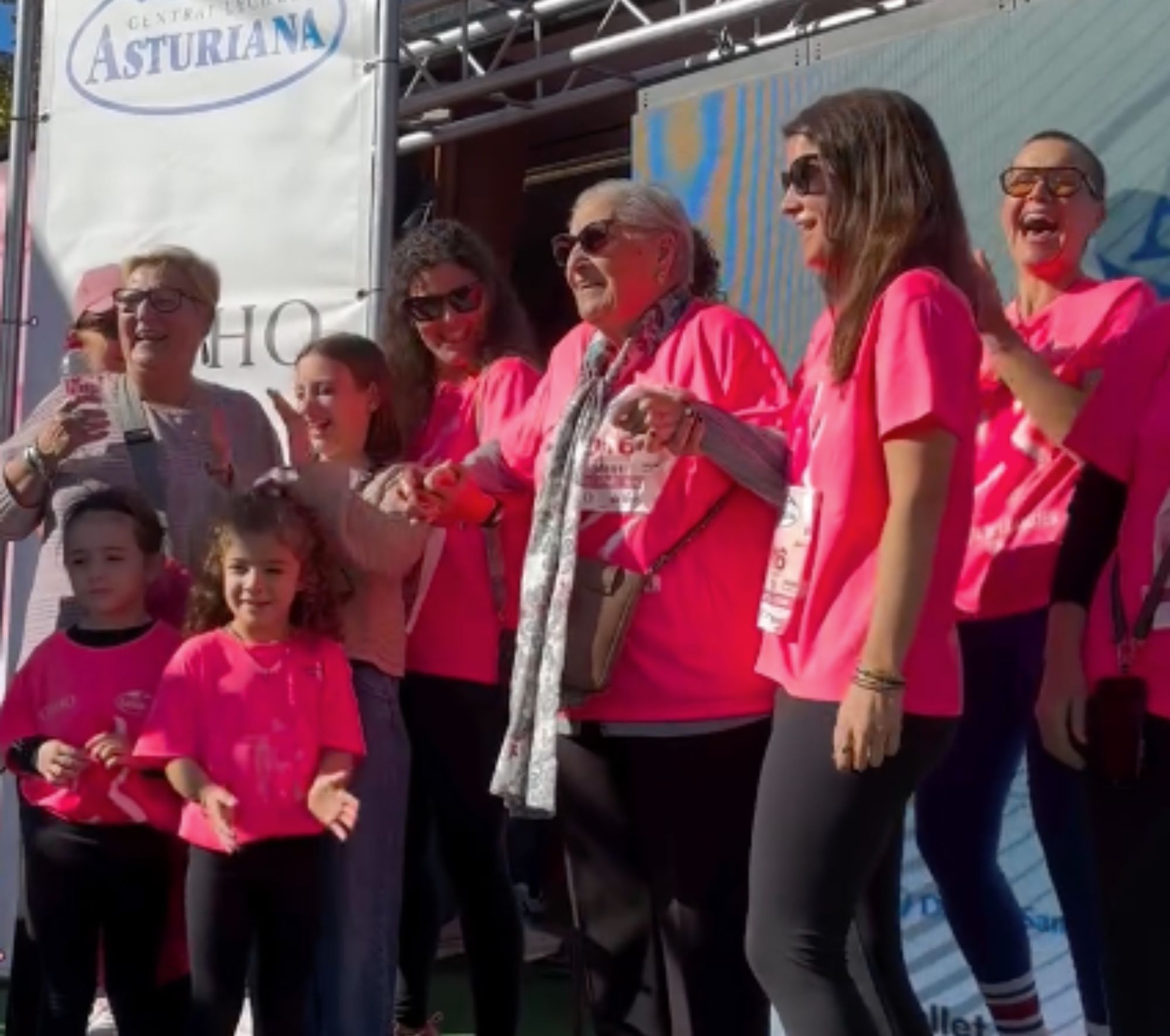 El deporte no tiene edad: una mujer de 92 años completa la Carrera de la Mujer de Barcelona (Carrera de la Mujer España)
