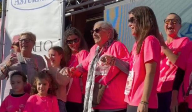 El deporte no tiene edad: una mujer de 92 años completa la Carrera de la Mujer de Barcelona (Carrera de la Mujer España)