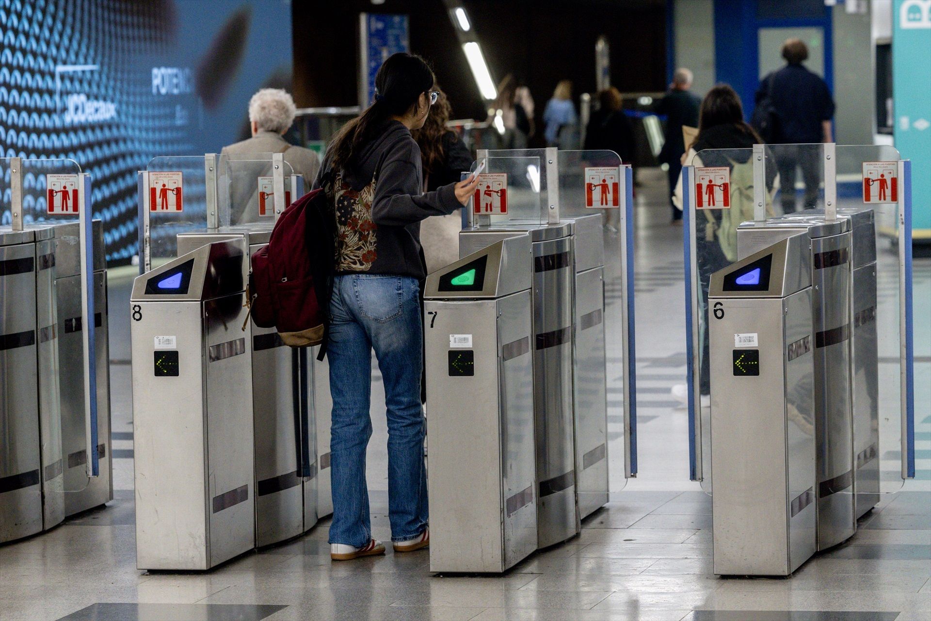 Metro de Madrid permitirá pagar en sus tornos con tarjeta bancaria o móvil desde junio