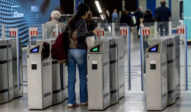 Metro de Madrid permitirá pagar en sus tornos con tarjeta bancaria o móvil desde junio