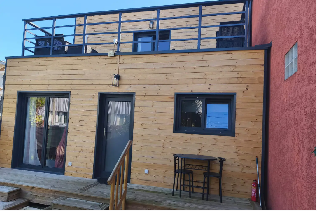 Un jubilado de 80 años construye una casa en su jardín para evitar ir a una residencia