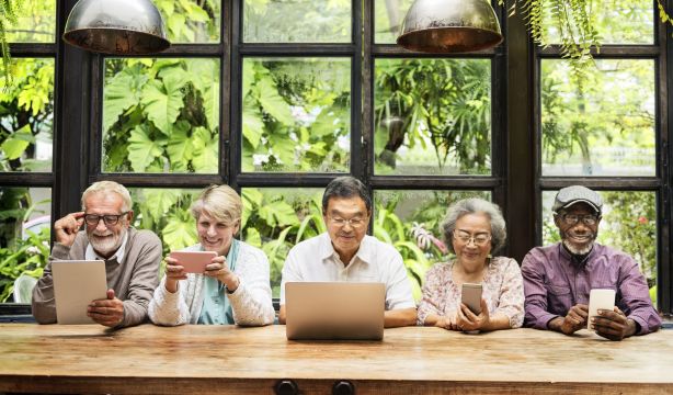 ¿Cómo podemos hacernos cultos digitales? Una guía da claves para conjugar longevidad y tecnología (Bigstock)