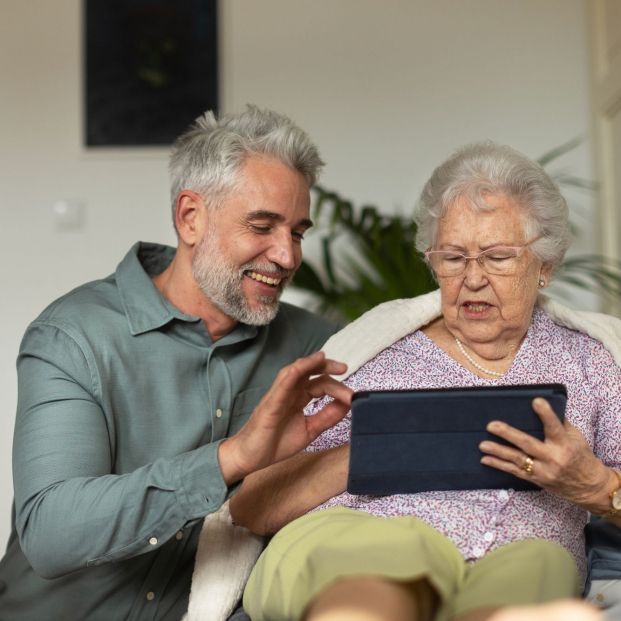 ¿Cómo podemos hacernos cultos digitales? Una guía da claves para conjugar longevidad y tecnología (Bigstock) ¿Cómo podemos hacernos cultos digitales? Una guía da claves para conjugar longevidad y tecnología (Bigstock)