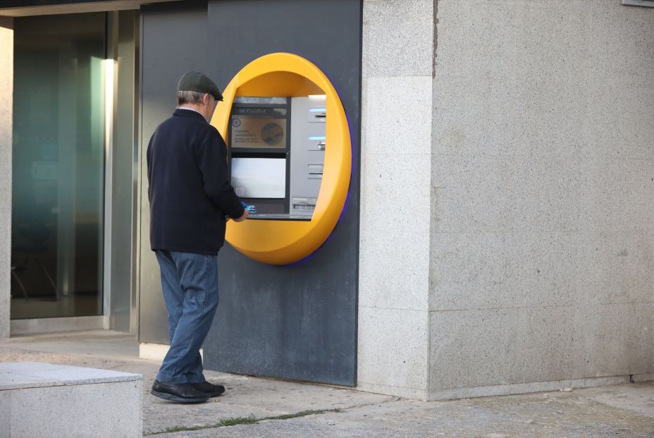 Así funciona el 'truco del billete', la nueva estafa en los cajeros automáticos