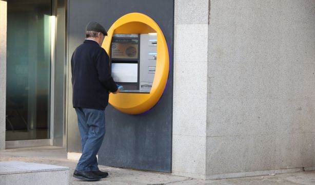 La mitad de los españoles afirma tener problemas para retirar o ingresar efectivo
