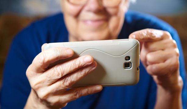 ¿Cómo podemos hacernos cultos digitales? Una guía da claves para conjugar longevidad y tecnología (Bigstock)
