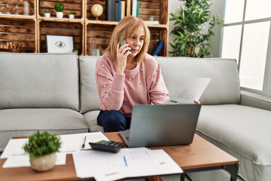 Rechazan el chatbot: el 60% de los españoles prefiere la atención presencial en comercios