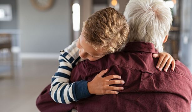 Aumentan los hogares en los que conviven abuelos y niños . Foto: Bigstock.
